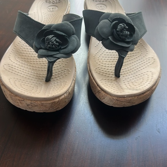 Crocs A Leigh Flower Leather Flip Flop Sandal Cork Platform Wedge Black Size 10 - Picture 6 of 17